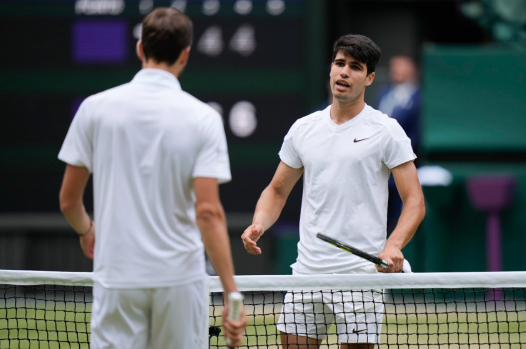 Carlos Alcaraz defeats Daniil Medvedev in the semifinals. Photo: Wimbledon