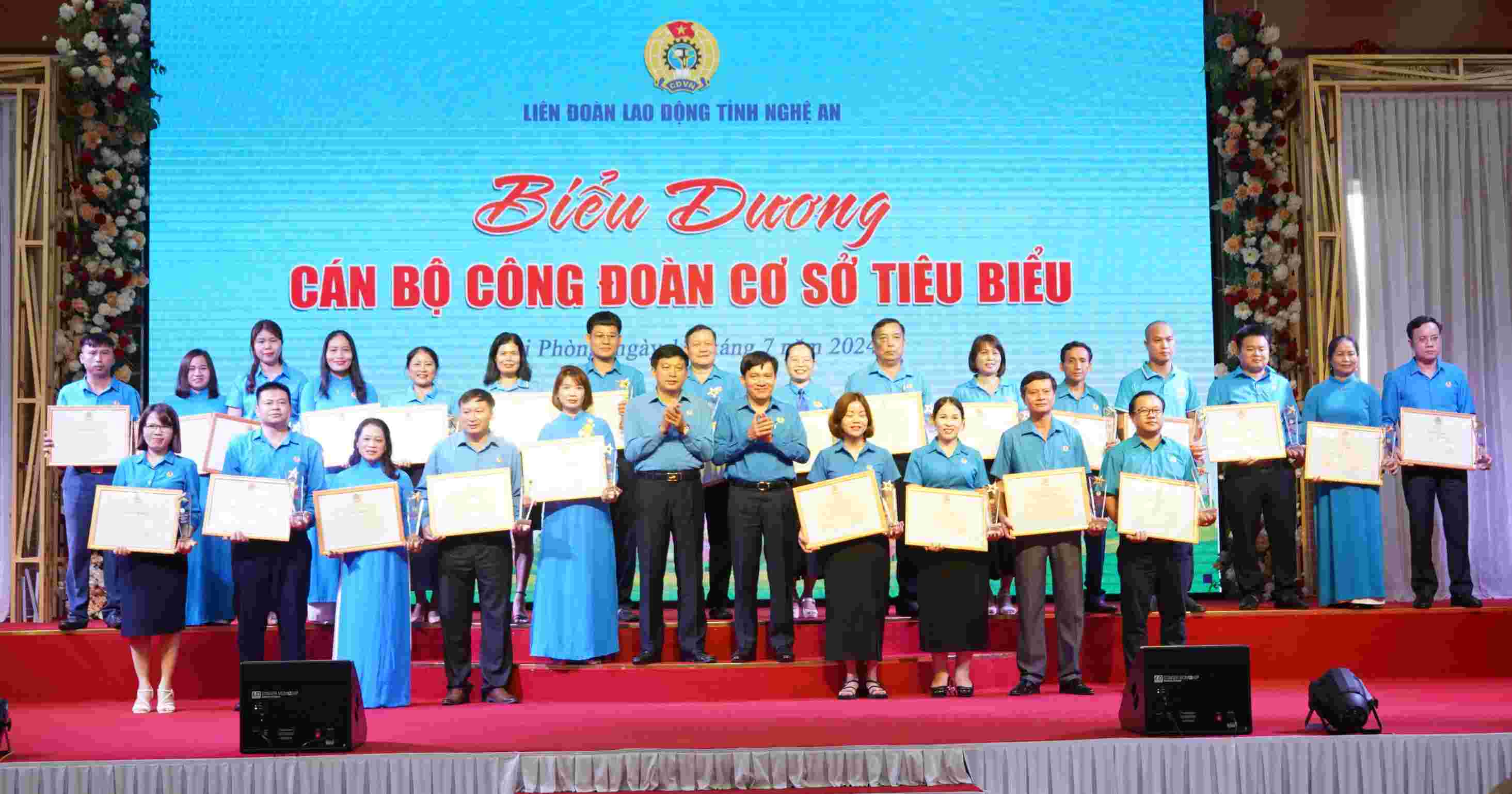 Vice Chairman of the Vietnam General Confederation of Labor Nguyen Xuan Hung congratulated the union officials of Nghe An province who were praised. Photo: Mai Dung