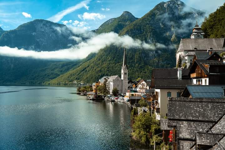 Hallstatt là điểm dừng chân cuối cùng được anh Đức Vũ, nhiếp ảnh gia tự do ở bang Bayern (Đức) chọn trong chuyến nghỉ hè từ Ý. Sau một hành trình dài khám phá những địa điểm nổi tiếng, Hallstatt vẫn là một miền đất ấn tượng đem đến cho anh những rung cảm thanh bình trước vẻ làng cổ bên hồ.