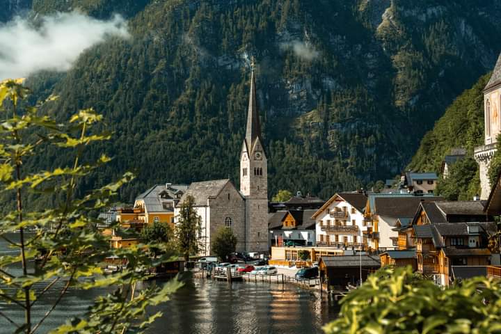 Nhà thờ giáo xứ của làng cổ Hallstatt mang vẻ đẹp uy nghiêm, cổ kính được xây dựng từ thế kỷ 16 theo phong cách kiến trúc Gothic, cho đến nay được giữ gìn gần như nguyên vẹn. 