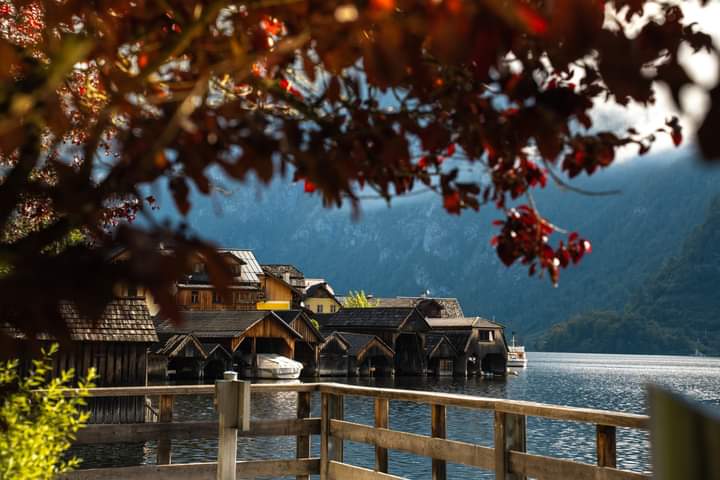 Hallstatt nằm ở phía tây nam của hồ Hallstätter See và sườn dốc của ngọn núi Hoher Dachstein thuộc dãy Alps, vùng Salzkammergut trên quốc lộ nối Salzburg – quê hương của nhà soạn nhạc Mozart và Graz. Thị trấn nhỏ này từng được khách du lịch gọi với cái tên là “hòn ngọc nước Áo” hay “xứ sở thần tiên”.  