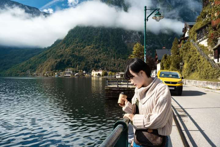 Mặt hồ Hallstatter See phẳng lặng như gương, mỗi buổi sáng sớm lại dập dờn gợn sóng nhuộm nắng vàng rực rỡ, lấp lánh như những viên ngọc quý. Du khách cũng có thể nhìn thấy qua làn nước trong vắt mây trời ôm lấy dãy núi Dachstein sừng sững, đỉnh phủ tuyết trắng xóa. 