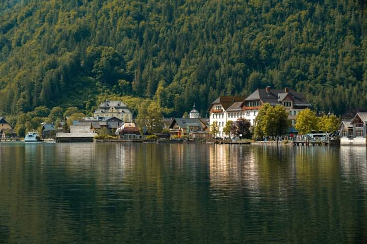 Like a watercolor painting located on the shore of a lake, Hallstatt is soft, harmonious from natural lines to house architecture. "The mountainous landscape surrounding the village creates a majestic natural picture," Mr. Duc Vu shared.