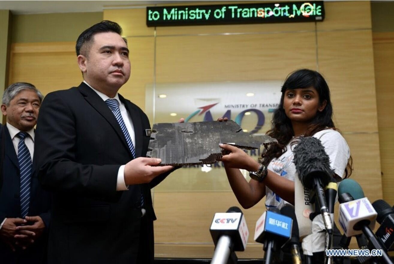 Mảnh vỡ nghi của MH370 được bàn giao cho Bộ trưởng Giao thông Vận tải Malaysia Anthony Loke Siew Fook (trái), ngày 30.11.2018. Ảnh: Xinhua 