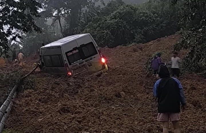 Accordingly, the accident occurred at around 4:00 a.m. on July 13. At that time, the 16-seat passenger bus with registration number 29E-024.89 was traveling towards Ha Giang - Cao Bang through Bac Me district. Photo: Le La