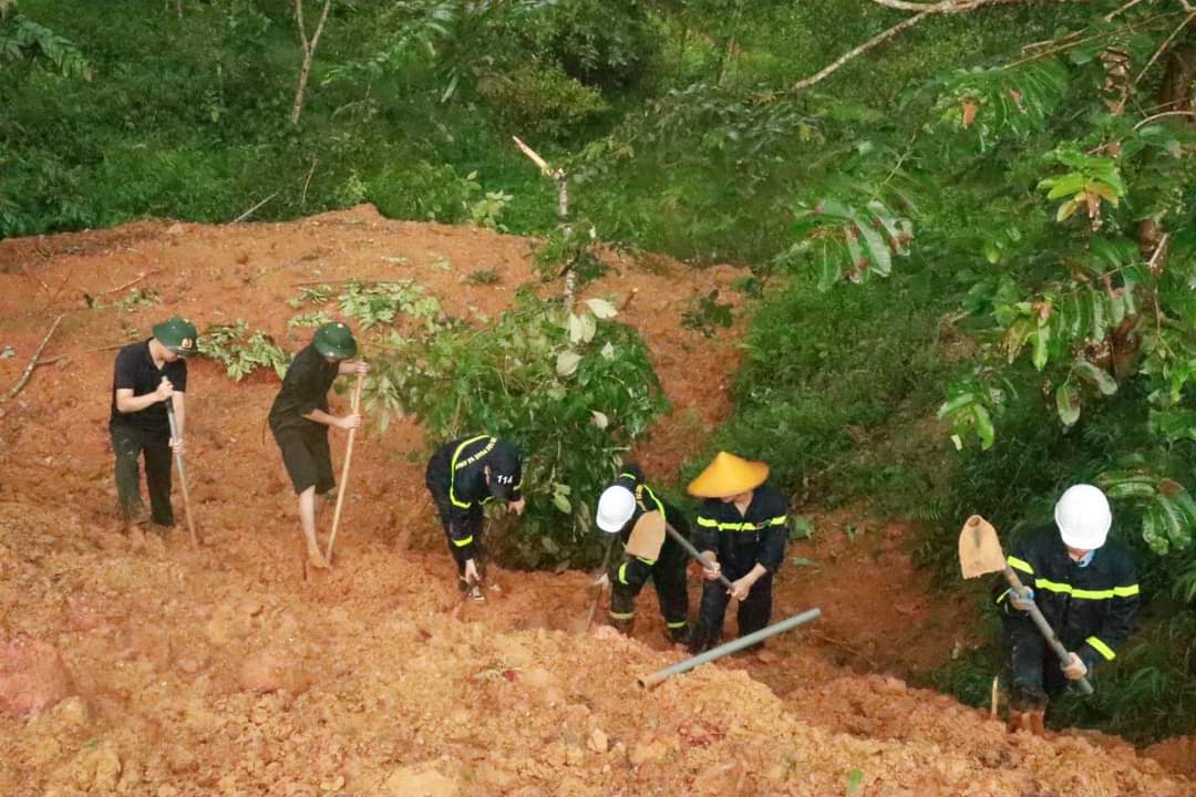 Authorities deployed to search for victims. Photo: Ha Giang Police