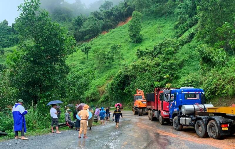 “Trong đêm cùng ngày, trên địa bàn xuất hiện mưa to, vị trí này tiếp tục sạt lở. Thời điểm xe khách đi qua bị mắc kẹt, nhiều người xuống đẩy xe qua đoạn ùn tắc thì bất ngờ đất đá vùi lấp“, vị lãnh đạo thông tin thêm.