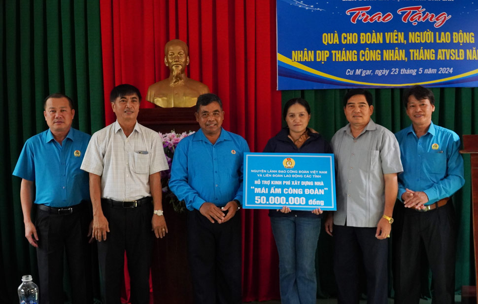  Trong 6 tháng đầu năm 2024, LĐLĐ 5 tỉnh trong vùng Tây Nguyên đã hỗ trợ xây dựng mới và sửa chữa nhà “Mái ấm Công đoàn” cho 111 trường hợp khó khăn. Ảnh: Bảo Trung
