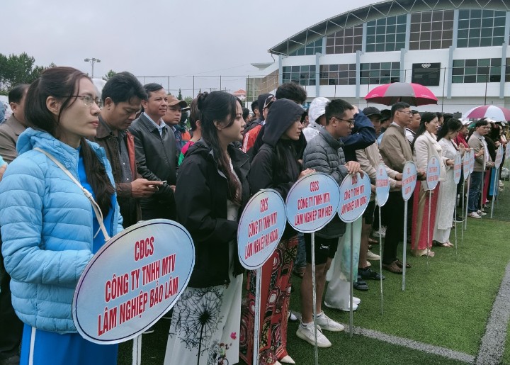 Hơn 300 vận động viên đến từ 21 đoàn của các công đoàn cơ sở tranh tài tại hội thao. Ảnh: Đức Lâm