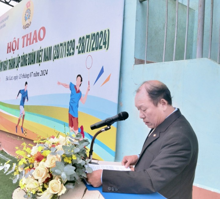 Chairman of the Trade Union of Agriculture and Rural Development of Lam Dong province - Mr. Nguyen Ba Trung opened the sports festival. Photo: DUC LAM