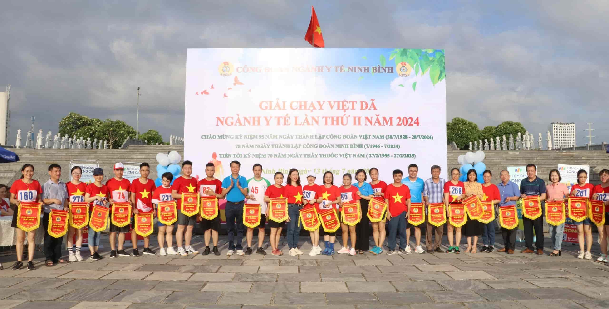 Ban tổ chức trao cờ lưu niệm cho các đội tham gia giải chạy việt dã lần thứ II năm 2024 do Công đoàn ngành Y tế Ninh Bình tổ chức. Ảnh: Nguyễn Trường