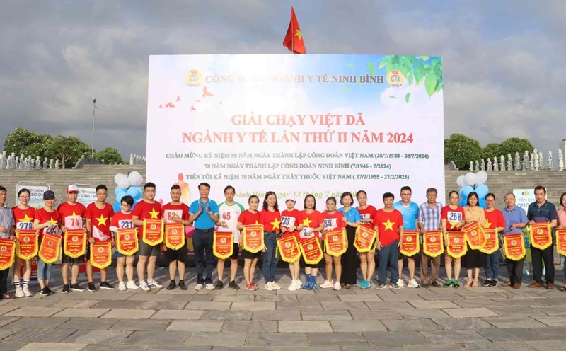 Ban tổ chức trao cờ lưu niệm cho các đội tham gia giải chạy việt dã lần thứ II năm 2024 do Công đoàn ngành Y tế Ninh Bình tổ chức. Ảnh: Nguyễn Trường