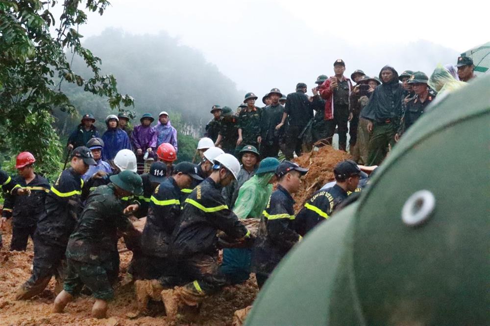 Lực lượng Công an tham gia tìm kiếm, cứu nạn, cứu hộ nạn nhân vụ sạt lở đất đá ở Hà Giang. Ảnh: Bộ Công an