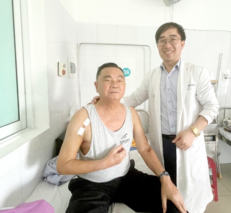 The patient is doing rehabilitation exercises for the right shoulder joint that has just been operated on. Photo: Han River