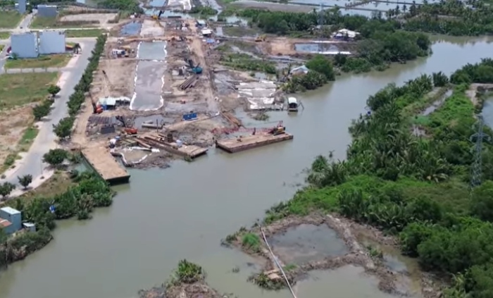 Thi công dự án Vành đai 3 đi qua sông rạch trên địa bàn thành phố Thủ Đức, TPHCM. Ảnh minh họa: Anh Tú