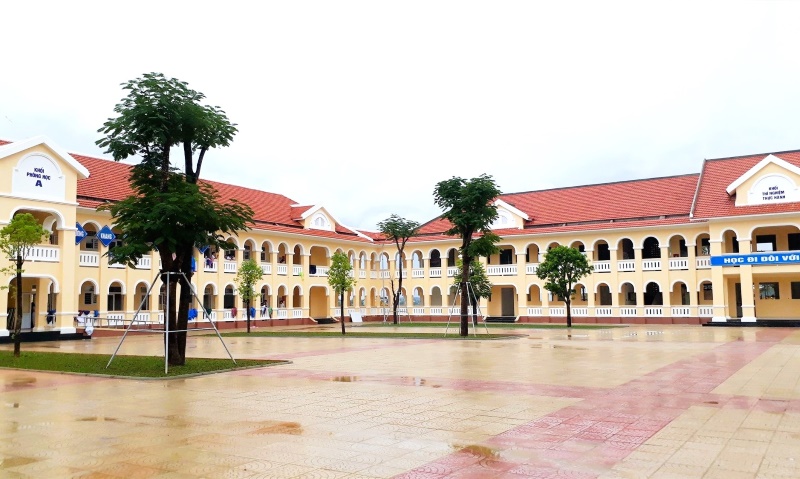 Nguyen Hue High School (Nui Thanh district, Quang Nam) is one of many schools built very spaciously, but does not meet the new criteria. Anh Sac's photo