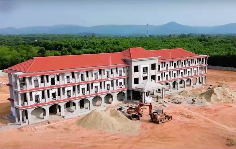 Tran Dai Nghia High School (Que Son district), with a construction cost of more than 61 billion VND, has been behind schedule for many years, causing more than 560 students to temporarily study in an old school that did not meet standards. Photo by Nguyen Hoang