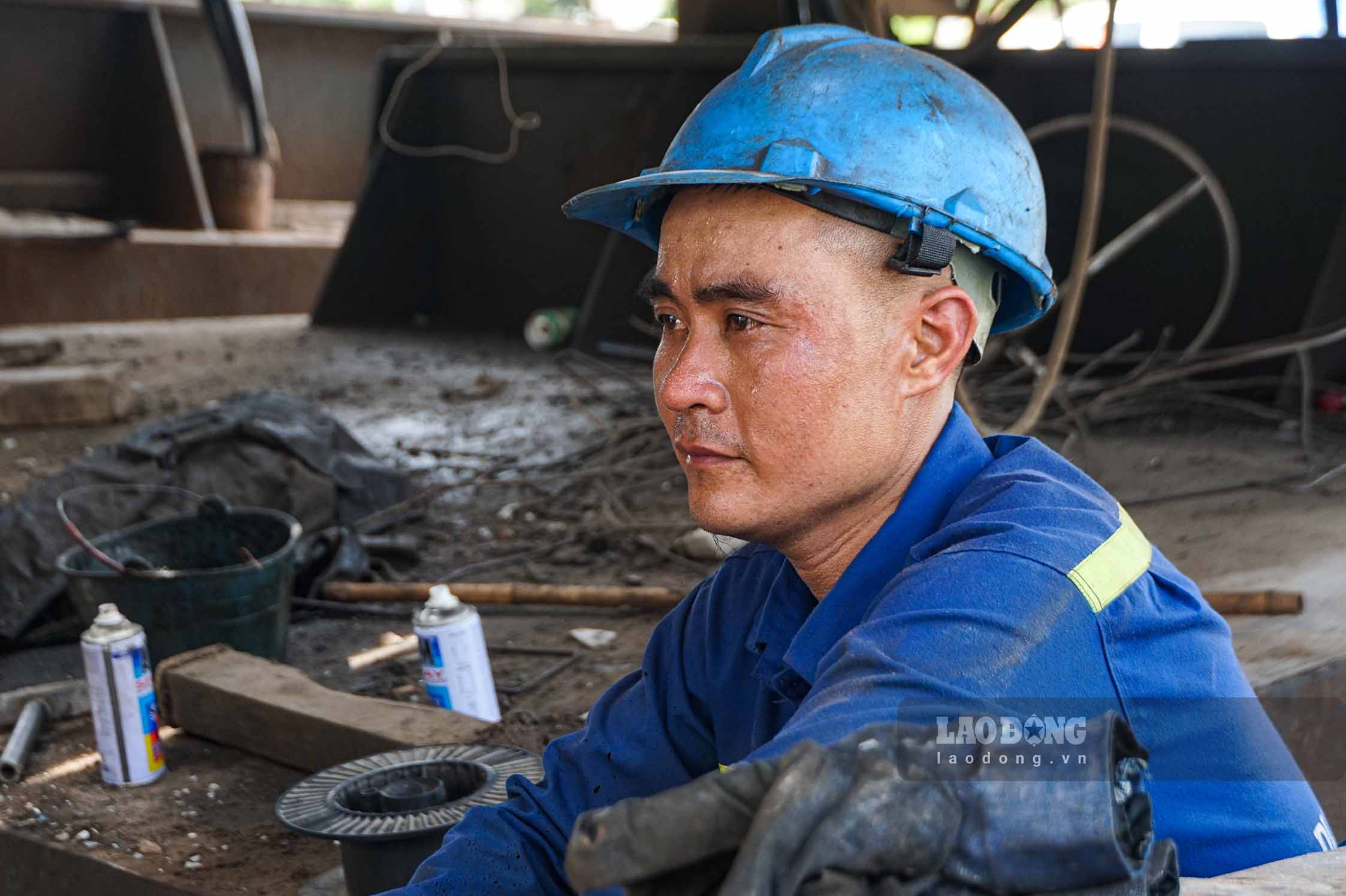 The red and sweaty face of a construction worker at the Kim Dong - Giai Phong tunnel project.