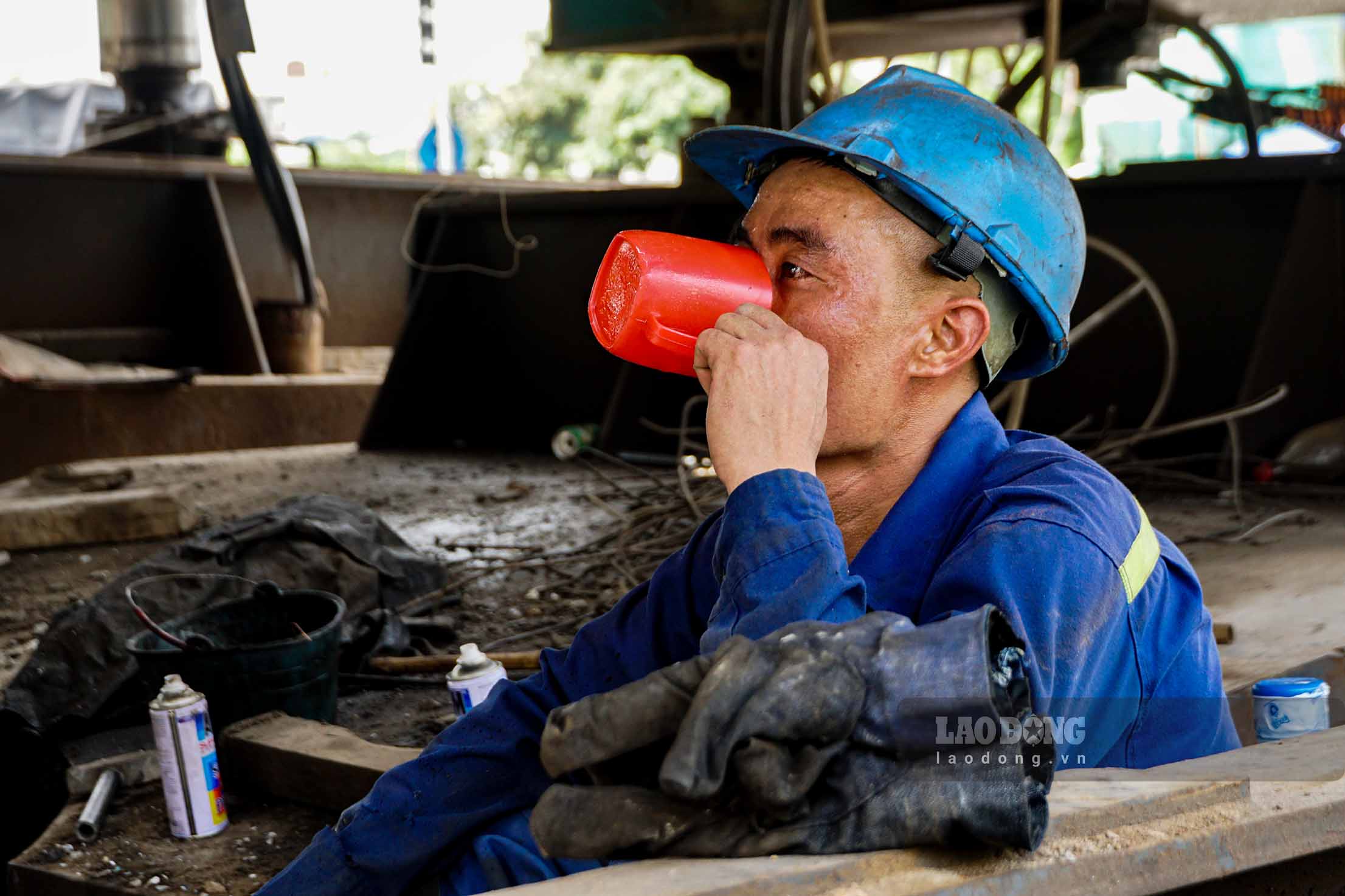 Cool water is indispensable for workers in hot outdoor working conditions.