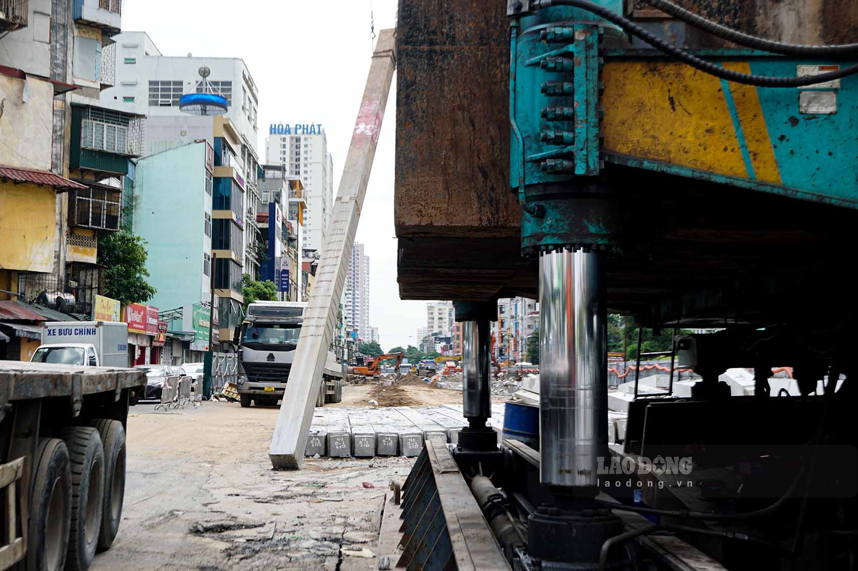 Kim Dong underpass at the intersection of Ring Road 2.5 with Giai Phong Street (Hoang Mai District, Hanoi), the starting point connects Ring Road 2.5 with Dam Hong section, the end point connects with Kim Dong Street. The scale of the tunnel is 4 lanes, the total length of the tunnel and the path is 890m in the direction of Belt 2.5, of which the closed tunnel is 140m long, the open tunnel is 320m long. The section through the tunnel has 2 lanes in each direction, 3.5m wide/lane, the section outside the tunnel has 3 lanes in each direction, 3.5m wide/lane.