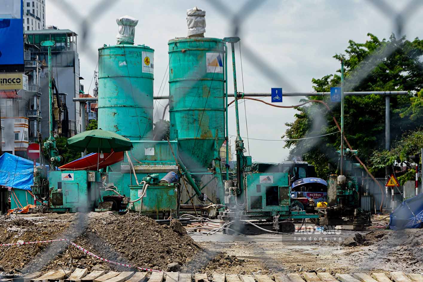 According to the plan, in next August, the construction unit will begin constructing the tunnel structure across the railway. The construction time for the main tunnel burning takes about 9 months.