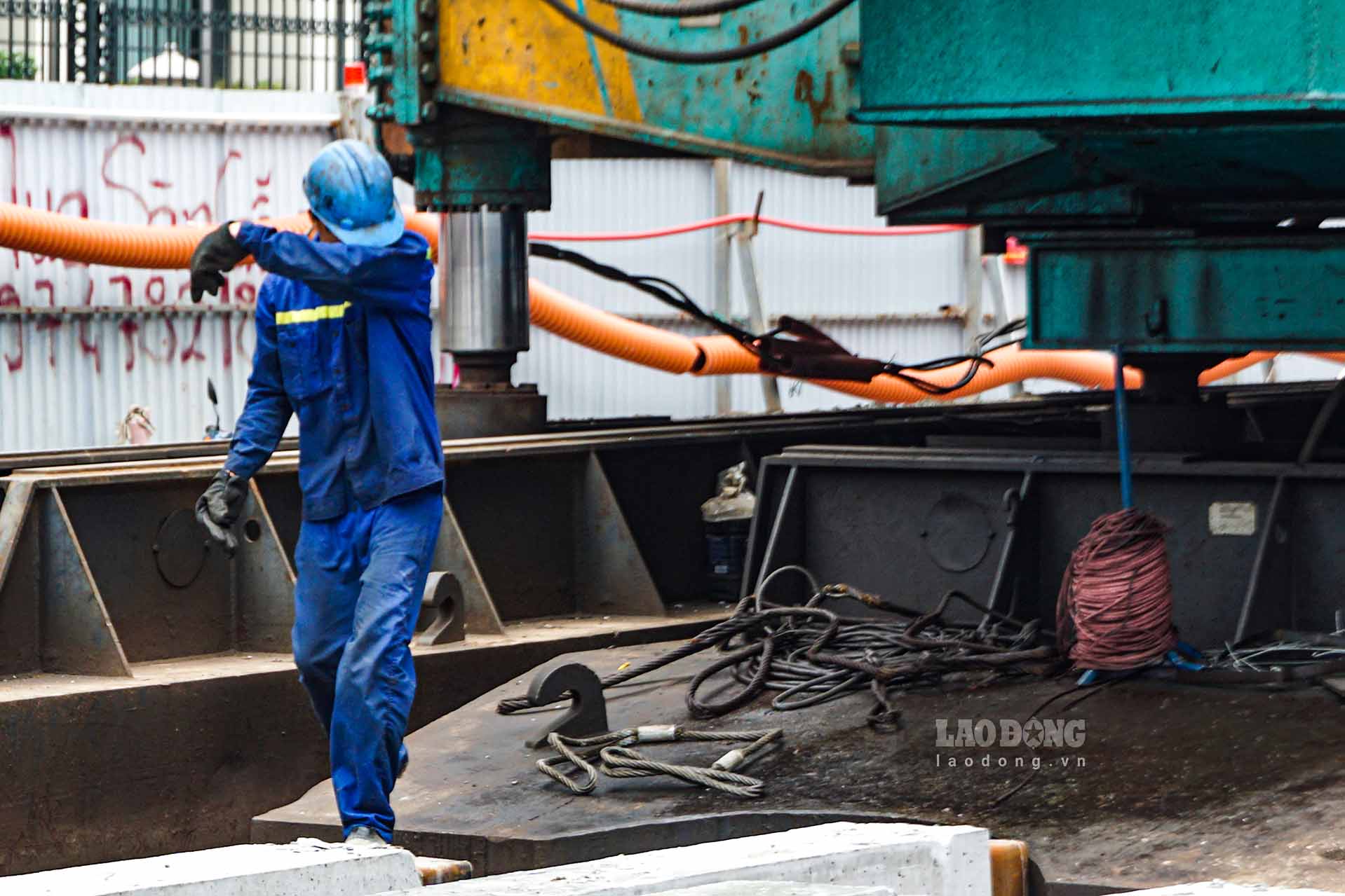 Sharing with Lao Dong, a worker said that the hot weather combined with dust and smoke from the construction site and vehicles participating in traffic forced groups of workers to take turns resting.