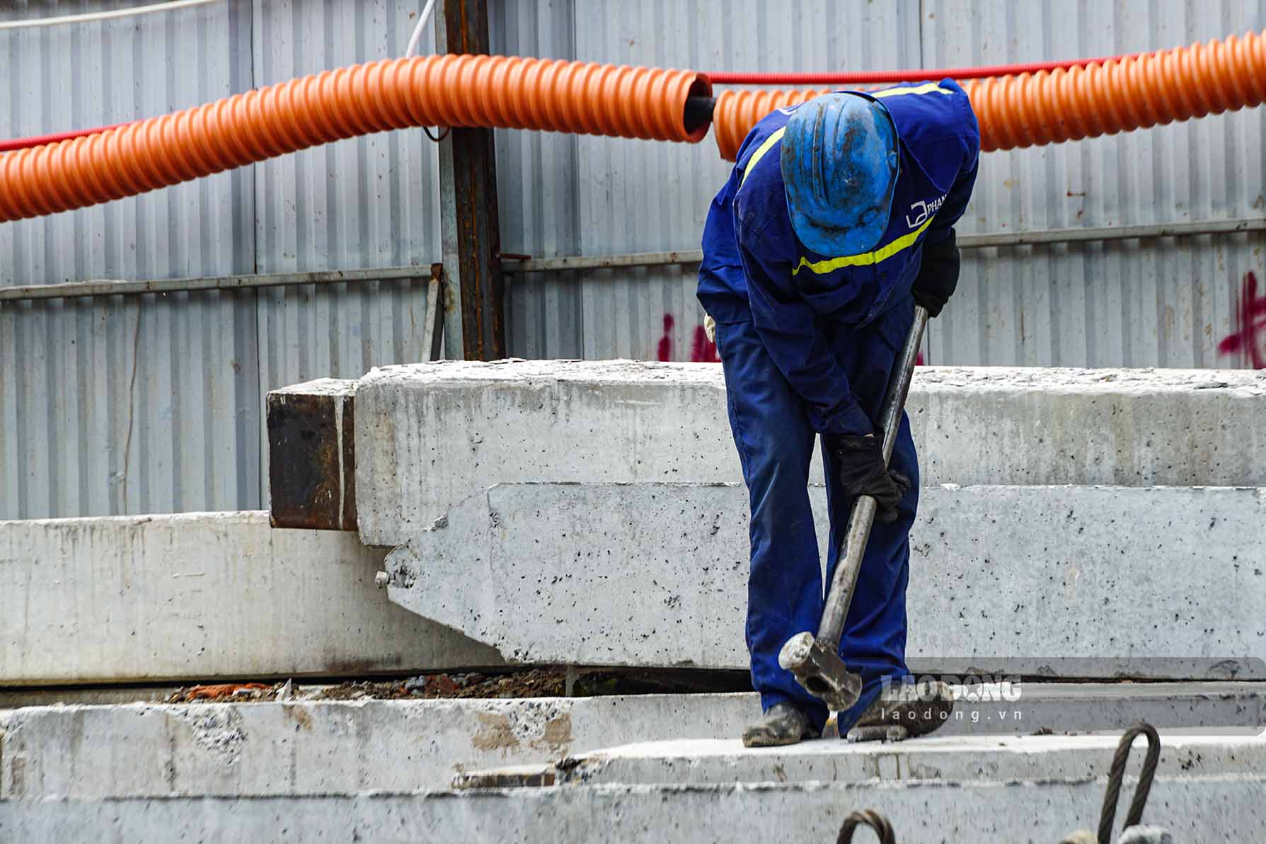 Despite the hot weather, at 11 am, workers were still hard at work on the construction site.