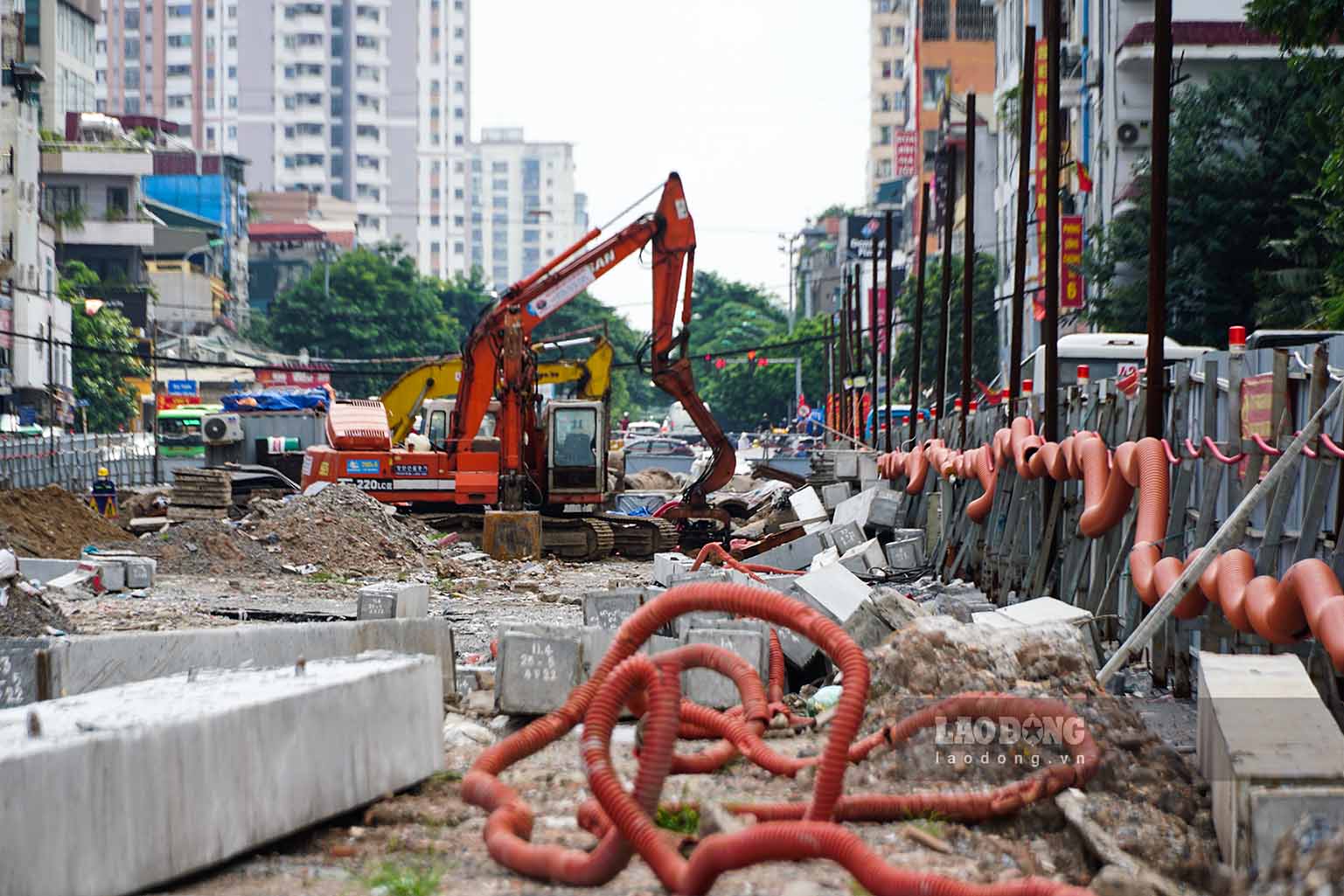 On July 13, according to Lao Dong's records, in the Kim Dong street area and adjacent to Giai Phong street, the project site had dozens of workers working urgently.