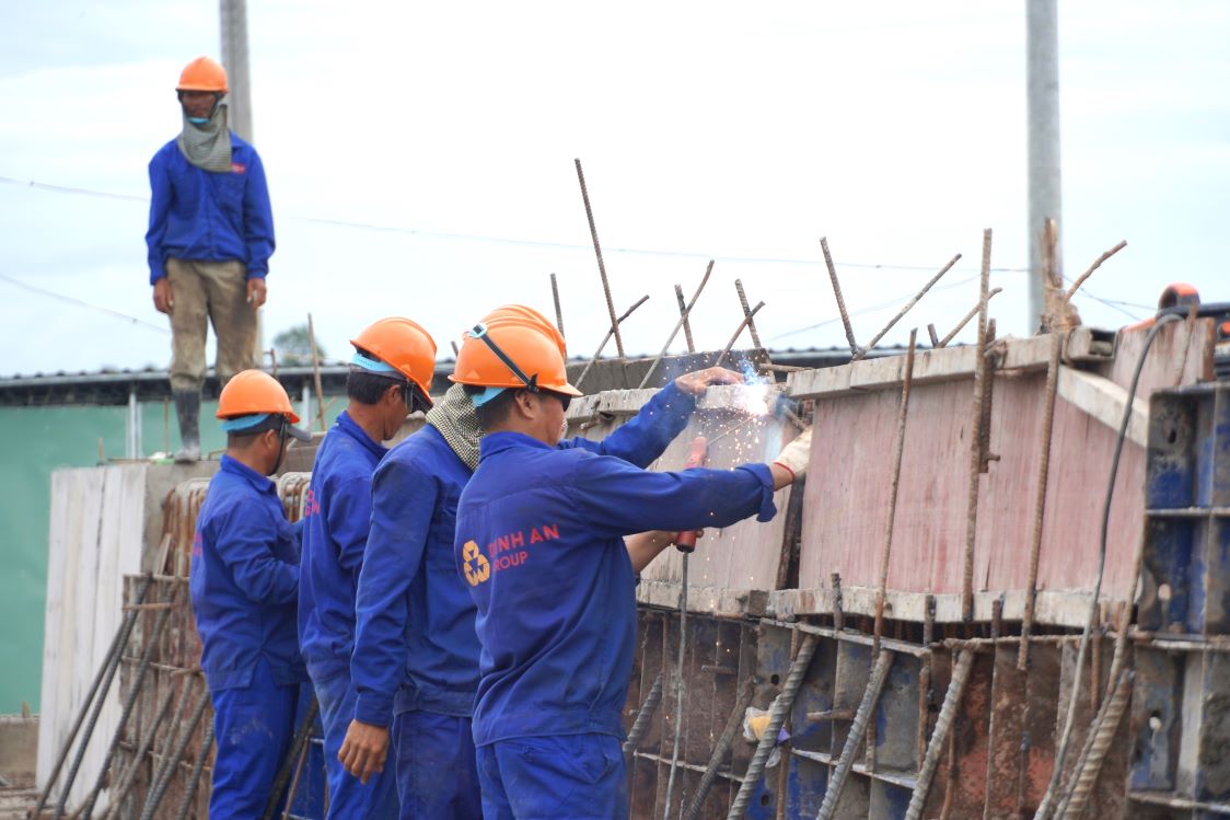 Workers actively work. Photo: Ta Quang