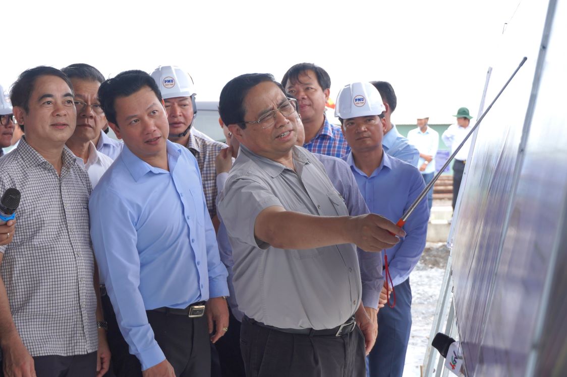 Prime Minister Pham Minh Chinh inspected the Chau Doc - Can Tho - Soc Trang expressway. Photo: Ta Quang