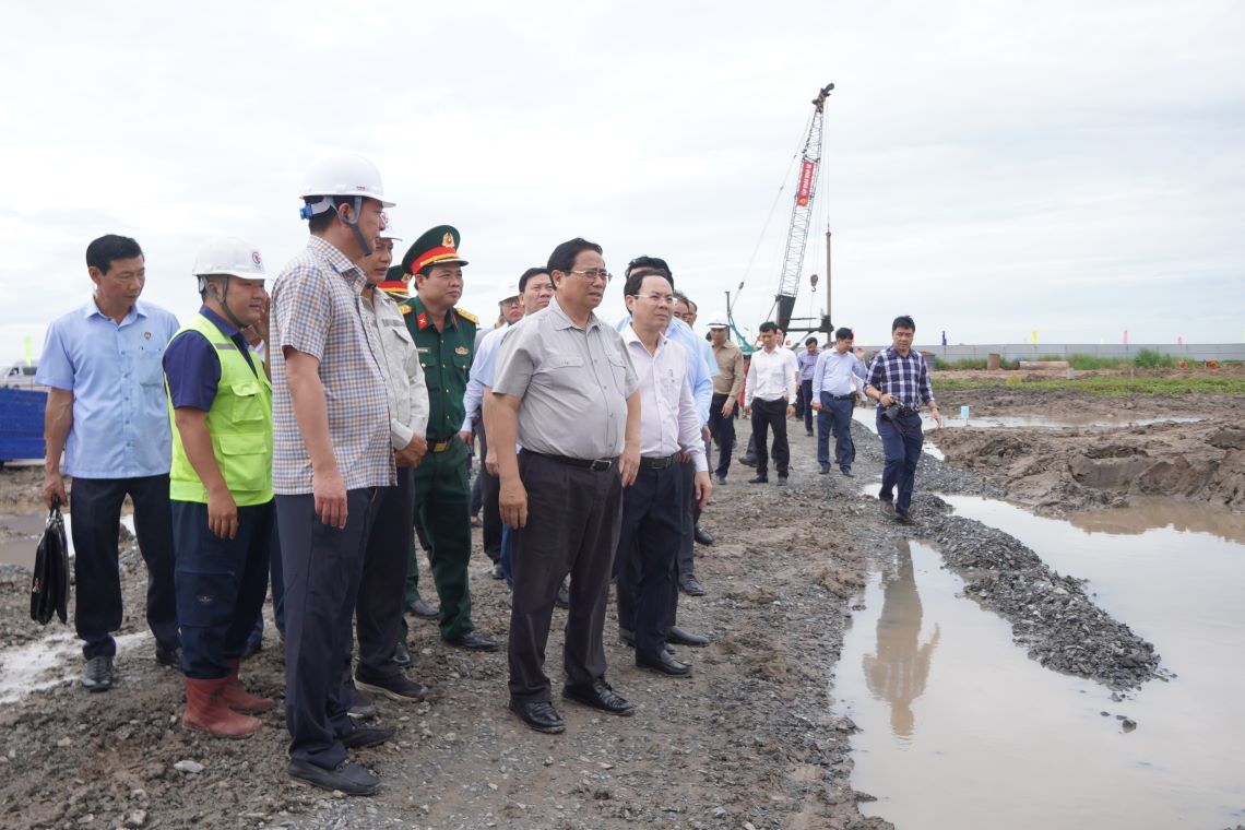 Prime Minister Pham Minh Chinh inspected the highway. Photo: Ta Quang