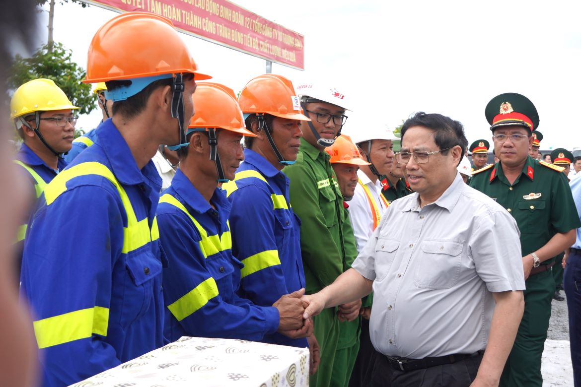 Thủ tướng Phạm Minh Chính thăm hỏi, động viên và tặng quà công nhân. Ảnh: Tạ Quang