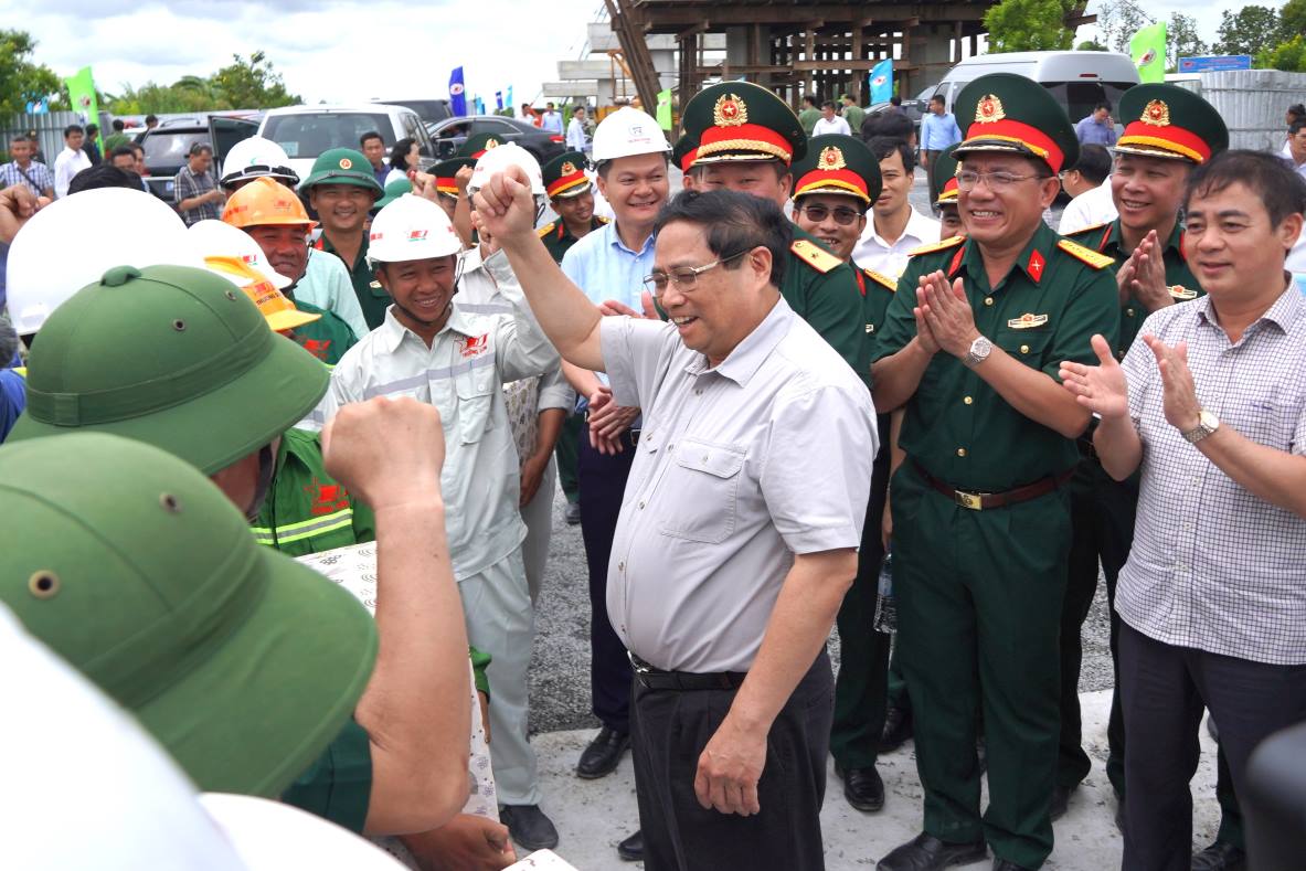 Thủ tướng Phạm Minh Chính và công nhân thể hiện sự quyết tâm tích cực để thi công. Ảnh: Tạ Quang