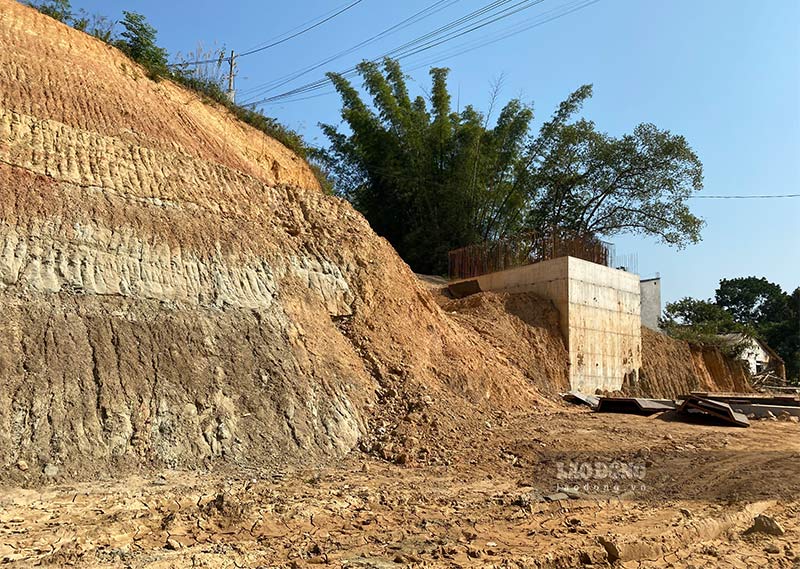 Dusty construction scenes have lasted for many years on the Cao Bang City bypass.