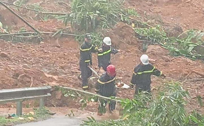 Hiện trường vụ xe khách bị đất đá sạt lở vùi lấp tại Hà Giang. Ảnh: Người dân cung cấp