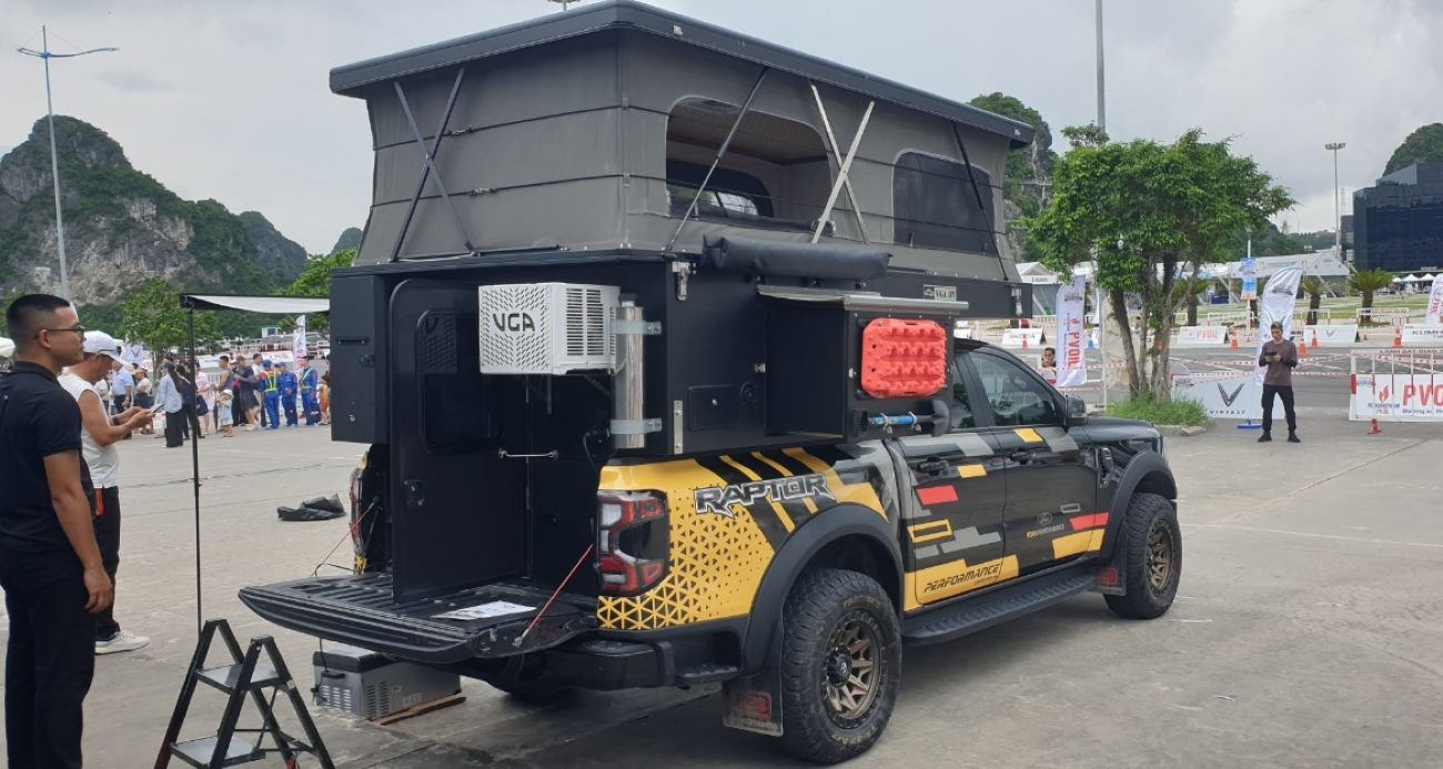 This car is equipped with a quite comfortable apartment above. Photo: Nguyen Hung