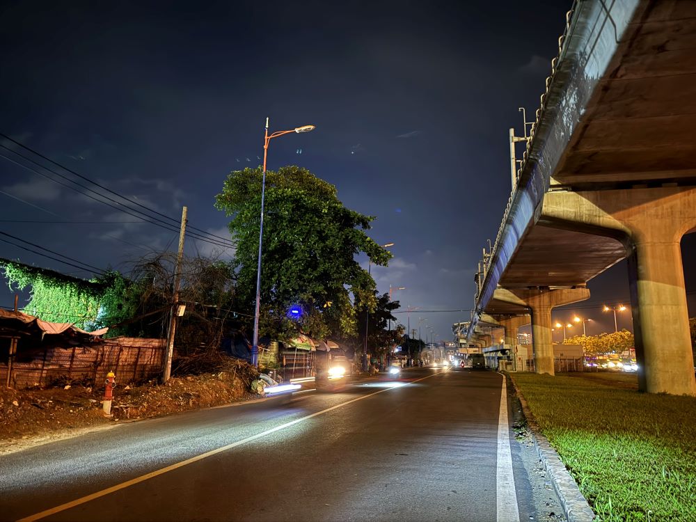 Người dân lưu thông qua đây mong sớm sửa chữa để đảm bảo đi lại an toàn. Ảnh: Minh Tâm