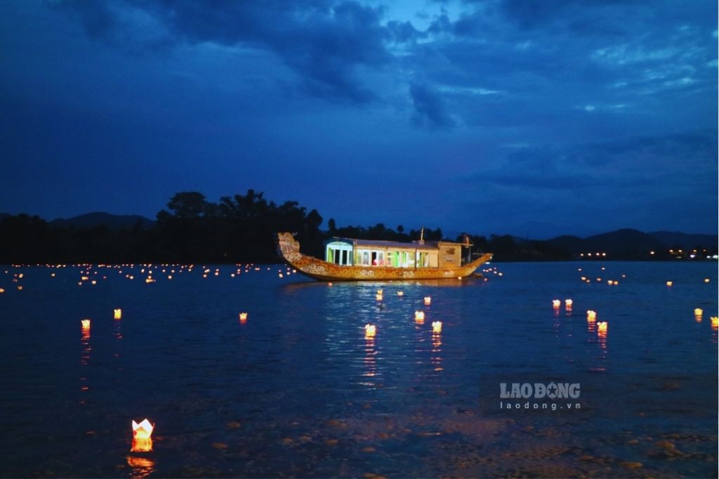 "Million dollar" view when enjoying Huong River tofu. Photo: Ngoc Linh