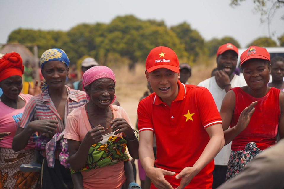 Quang Linh Vlogs scores points in the eyes of fans because of her simple and sincere personality, not afraid of difficulties or suffering... Photo: FBNV