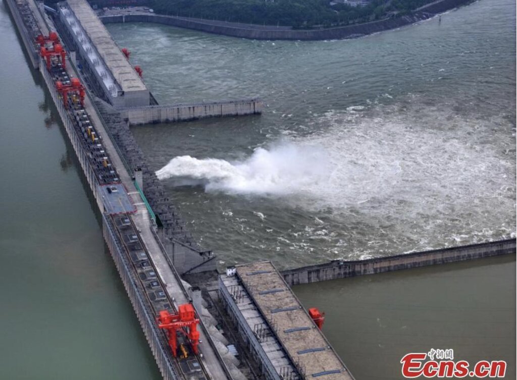 Đập Tam Hiệp xả lũ ngày 10.7. Ảnh chụp màn hình Nhân dân Nhật báo 