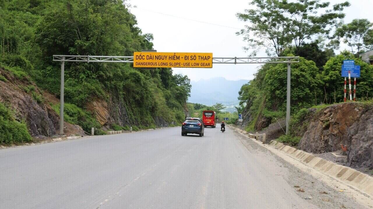 Mr. Nguyen Ngoc Son (35 years old, a taxi driver in Hoa Binh city) said that in the past, Cun slope was known as the "death" slope with many serious accidents. Currently, after being upgraded, the slope has become clear and has reduced traffic accidents.