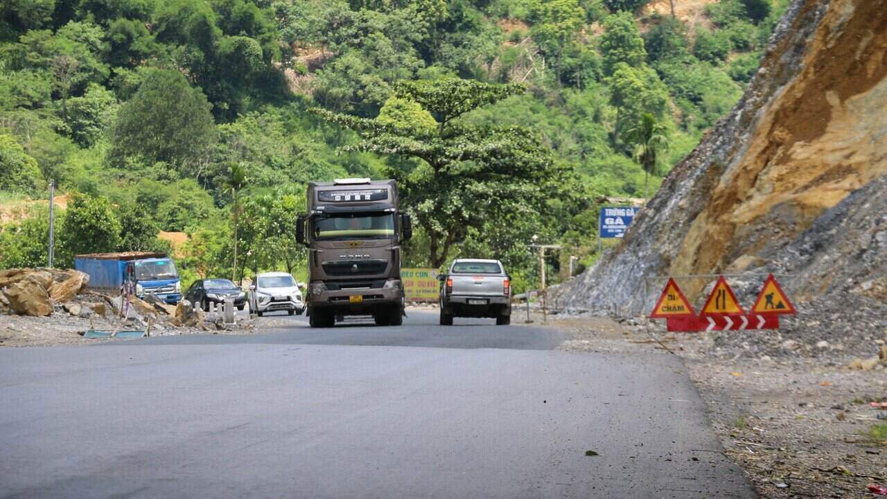 Mr. Dang Trung Kien - Head of Project Department 1 - Hoa Binh Traffic Construction and Maintenance Project Management Board said: This is an important project of Hoa Binh province to reduce traffic accidents on National Highways. 6 sections through Cun slope. To date, it has reached about 70% of the volume.