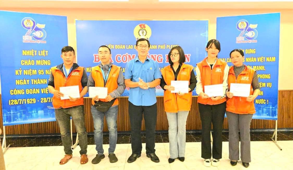 Chủ tịch LĐLĐ TP.Pleiku trao quà cho các đoàn viên, người lao động có hoàn cảnh khó khăn. Ảnh: Thanh Tuấn