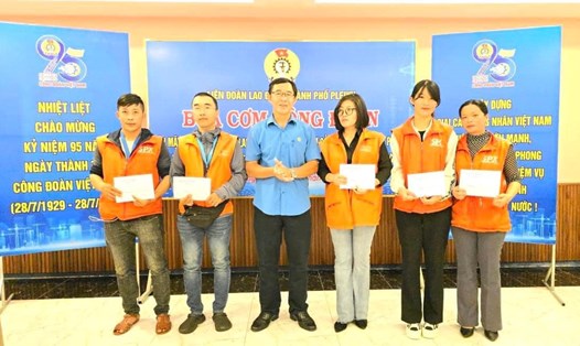 Chủ tịch LĐLĐ TP.Pleiku trao quà cho các đoàn viên, người lao động có hoàn cảnh khó khăn. Ảnh: Thanh Tuấn