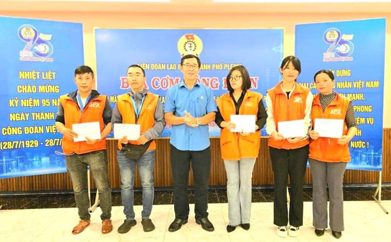 Chủ tịch LĐLĐ TP.Pleiku trao quà cho các đoàn viên, người lao động có hoàn cảnh khó khăn. Ảnh: Thanh Tuấn