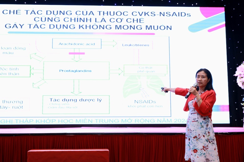 PGS.TS. Nguyễn Thị Ngọc Lan, Chủ tịch Hội Thấp khớp học Việt Nam chia sẻ về những vấn đề về bệnh lý xương khớp. Ảnh: Công Sáng