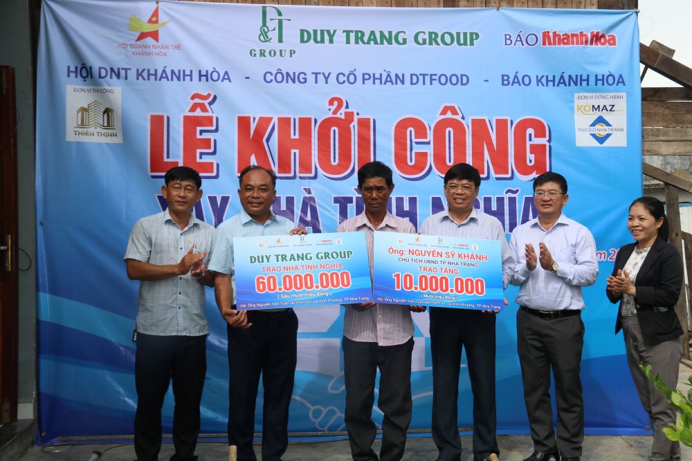 Các đơn vị, mạnh thường quân trao kinh phí hỗ trợ hộ ông Nguyễn Văn Tuấn ở xã Vĩnh Phương, TP. Nha Trang xây nhà. Ảnh: Phương Linh