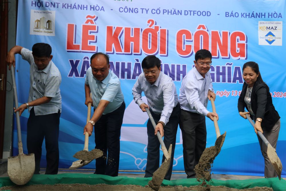 Khởi công xây dựng nhà ở cho người dân thuộc diện nhà tạm bợ ở TP. Nha Trang. Ảnh: Phương Linh