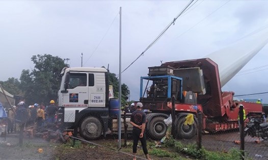 Chiếc xe đầu kéo bị chặn ngoài đường vào khu vực dự án điện. Ảnh: Thanh Tuấn