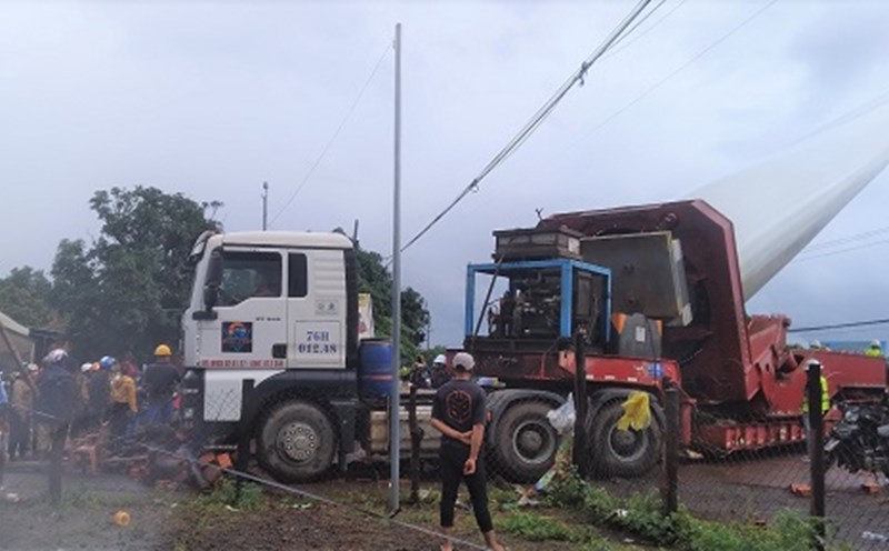 Chiếc xe đầu kéo bị chặn ngoài đường vào khu vực dự án điện. Ảnh: Thanh Tuấn